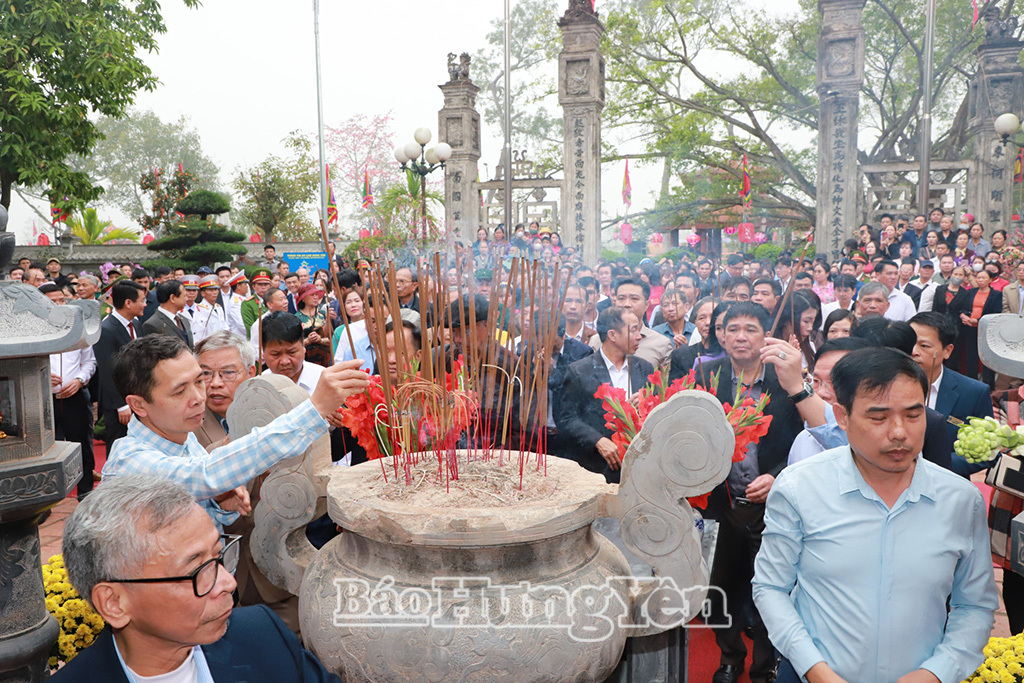 Đông đảo du khách thập phương dâng hương tưởng niệm Tướng quân Phạm Ngũ Lão.
