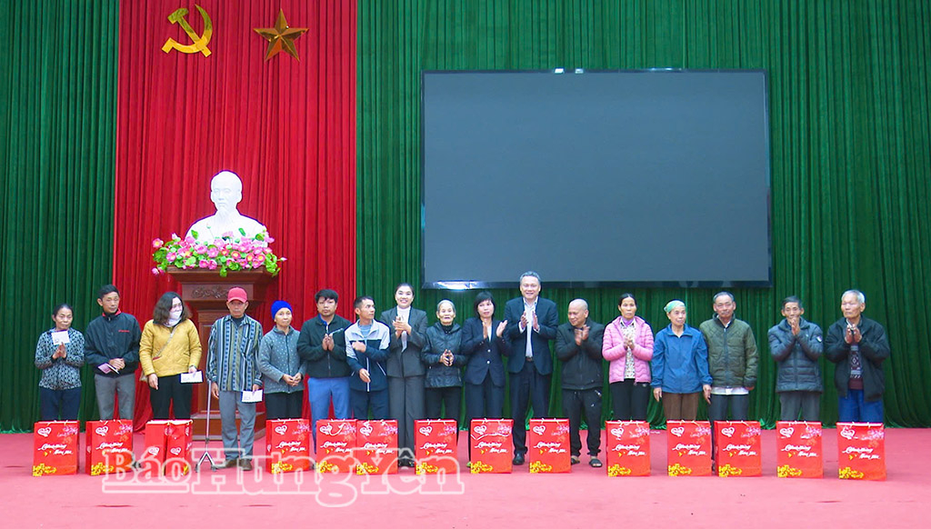 B&aacute;o v&agrave; Ph&aacute;t thanh, Truyền h&igrave;nh Hưng Y&ecirc;n: Trao hơn 100 suất qu&agrave; cho bệnh nhi, người khuyết tật, người c&oacute; ho&agrave;n cảnh kh&oacute; khăn