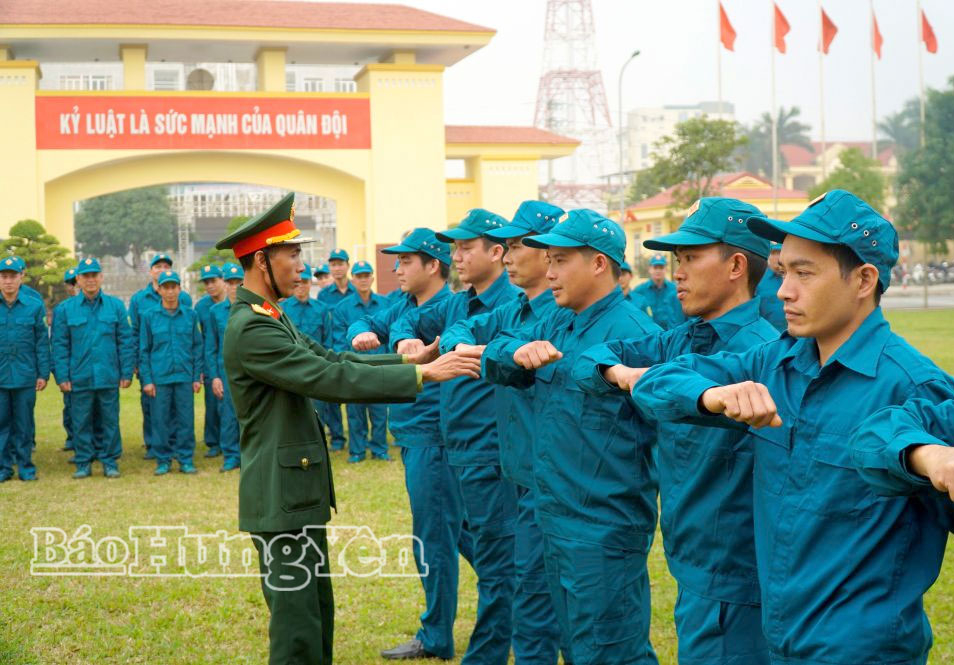 Ban Chỉ huy Phòng thủ khu vực 3 - Trà Lý tổ chức huấn luyện nội dungđiều lệnh đội ngũ tay không cho cán bộ dân quân tự vệ các xã, phường.
