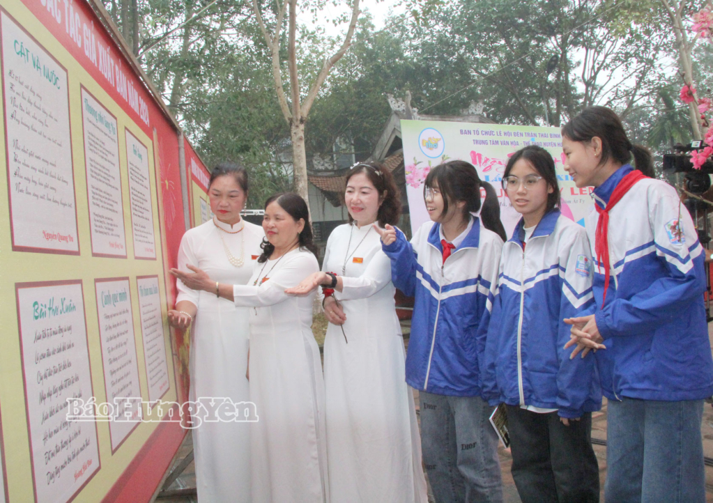 Du khách tham gia hoạt động hội thi thơ tại đền Trần.