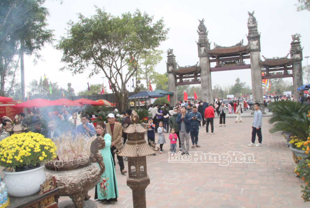 Du khách đến dâng hương, chiêm bái tại Di tích quốc gia đặc biệt Khu lăng mộ và đền thờ các vị vua triều Trần dịp đầu xuân năm mới.