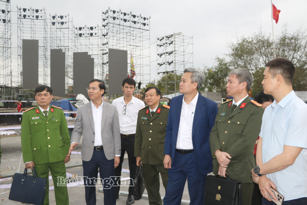 Ban tổ chức kiểm tra, rà soát công tác chuẩn bị lễ hội.