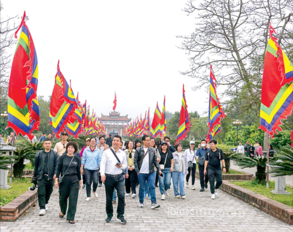 Đông đảo du khách về đền Trần trong dịp lễ hội truyền thống.