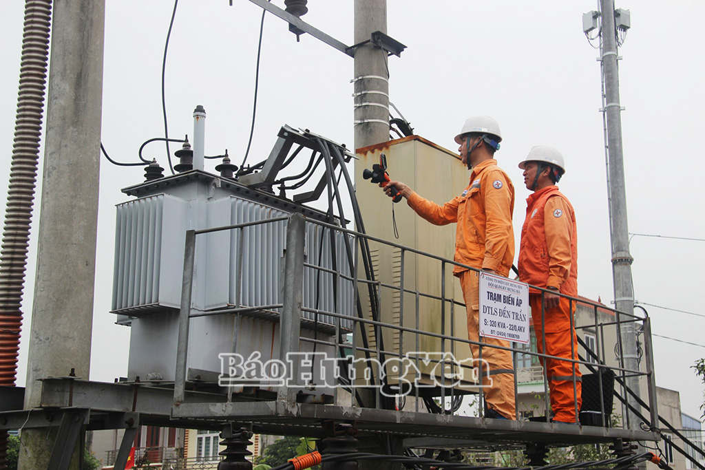 Công nhân Đội Quản lý điện lực khu vực Hưng Hà sử dụng camera nhiệt kiểm tra máy biến áp cấp điện cho khu vực Đền Trần, bảo đảm cấp điện ổn định an toàn.