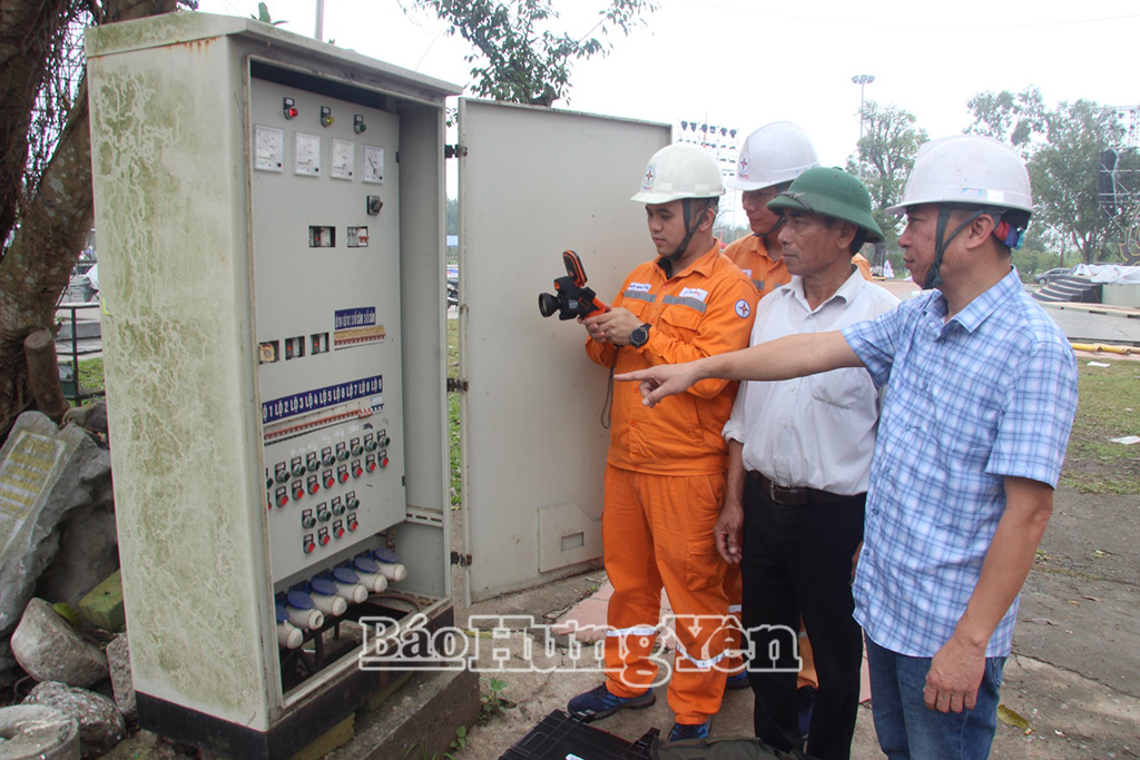 Cán bộ Đội Quản lý điện lực khu vực Hưng Hà phối hợp với tổ quản lý điện khu vực Đền Trần kiểm tra các thông số cấp điện an toàn cho Lễ hội Đền Trần.