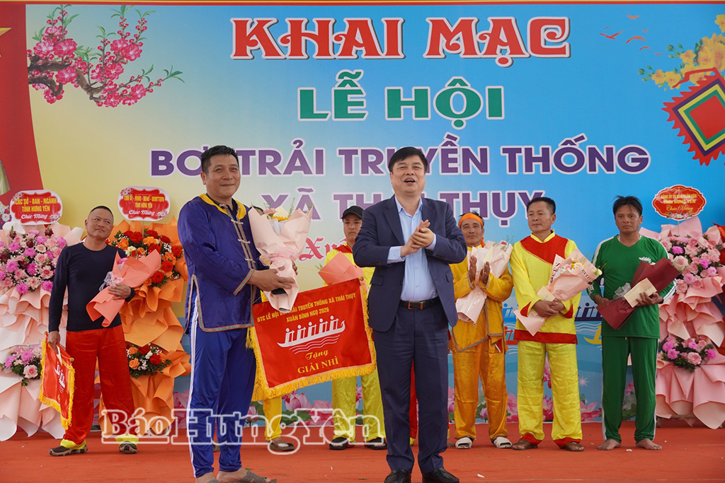 Đồng chí Phạm Văn Nghiêm, Phó Chủ tịch UBND tỉnh trao giải Nhì cho trải bơi thôn số 4.