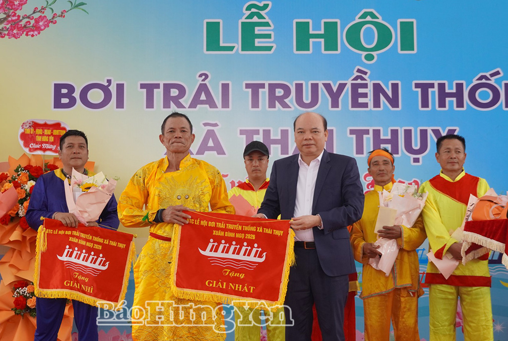 Đồng chí Đặng Thanh Giang, Ủy viên Ban Thường vụ Tỉnh ủy, Phó Chủ tịch HĐND tỉnh trao giải Nhất cho trải bơi xã Thái Ninh.