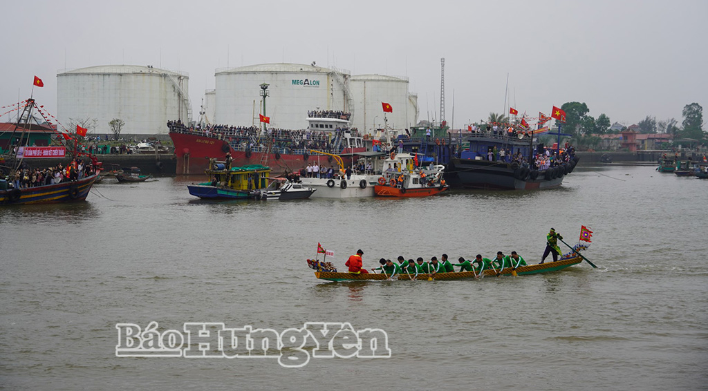Các trải bơi vào chặng đua 3,5 vòng dọc đoạn sông Diêm Hộ, tổng chiều dài 4 km.