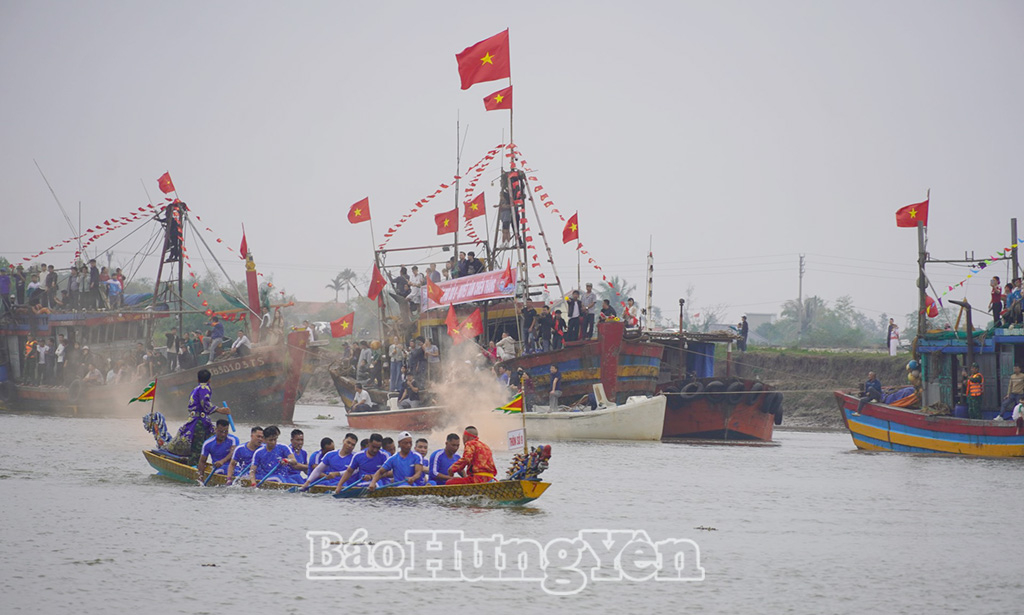 Trải bơi thôn số 9 nỗ lực trong chặng đua.