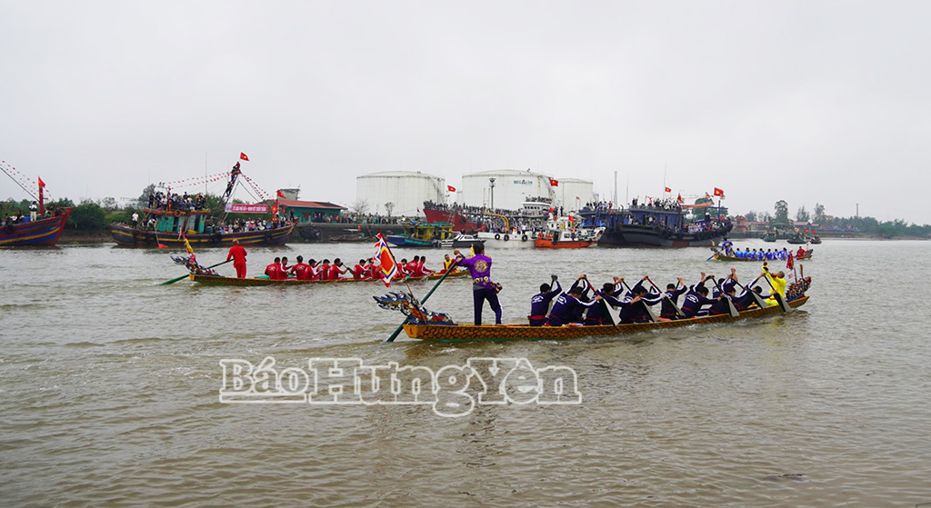 Những tay trải dồn sức về phía biển khơi.