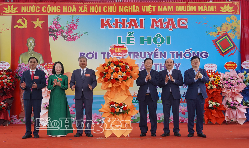 Các đồng chí: Phó Chủ tịch HĐND tỉnh Đặng Thanh Giang; Chủ nhiệm Ủy ban Kiểm tra Tỉnh ủy Nguyễn Quang Hưng; Phó Chủ tịch UBND tỉnh Phạm Văn Nghiêm tặng hoa chúc mừng.