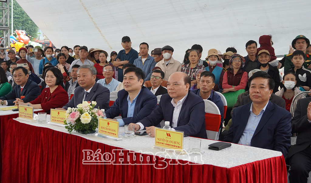 Các đại biểu dự lễ hội bơi trải truyền thống xã Thái Thụy.