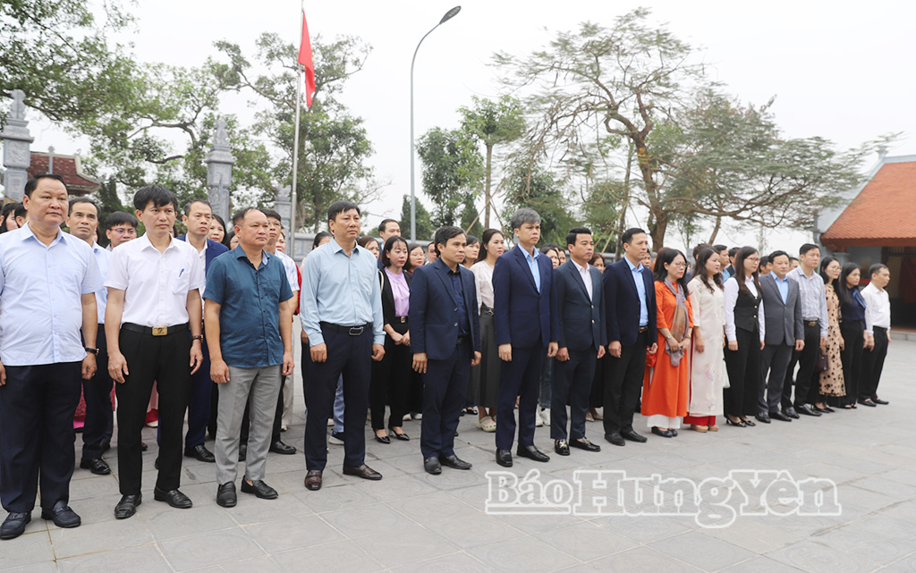 Các đại biểu thành kính tại Khu di tích lịch sử cây đa Sài Thị.