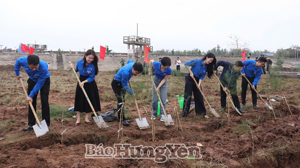 Ra quân trồng mới cây xanh, khánh thành công trình thanh niên “Hàng cây thanh niên”.