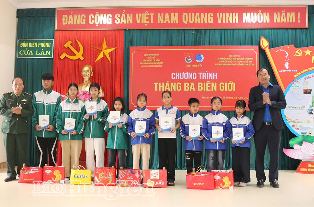Đại biểu trao quà tặng học sinh có hoàn cảnh khó khăn khu vực biên giới biển.