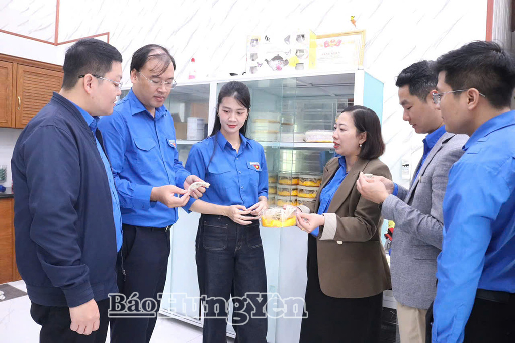 Các đại biểu tham quan mô hình thanh niên phát triển kinh tế ở xã Đồng Châu.