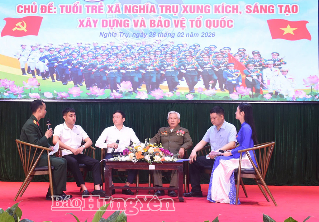 Các đại biểu giao lưu, ôn lại truyền thống hào hùng của Quân đội Nhân dân Việt Nam.