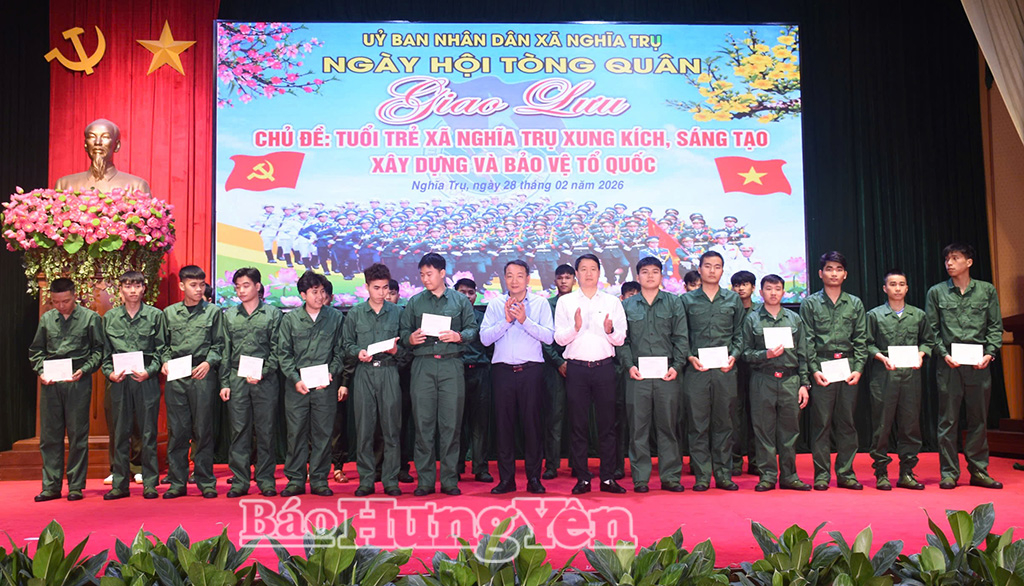 Lãnh đạo xã Nghĩa Trụ trao chứng nhận bồi dưỡng nhận thức về Đảng cho các thanh niên chuẩn bị lên đường nhập ngũ.