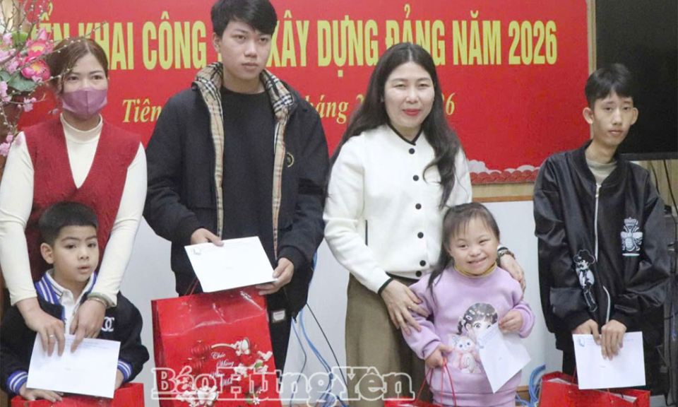 Tặng qu&agrave; nh&acirc;n dịp Tết Nguy&ecirc;n đ&aacute;n B&iacute;nh Ngọ 2026