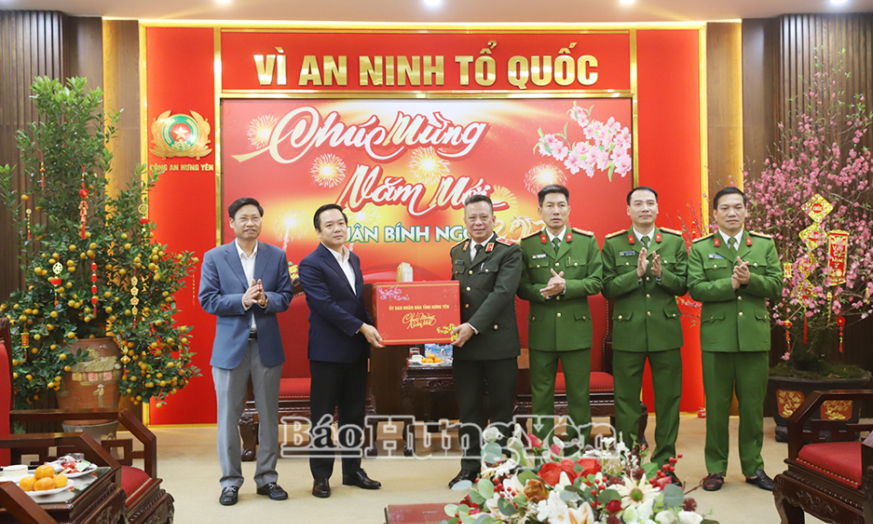 Đồng ch&iacute; Chủ tịch UBND tỉnh Phạm Quang Ngọc thăm, ch&uacute;c Tết, kiểm tra c&aacute;c đơn vị l&agrave;m nhiệm vụ dịp Tết 