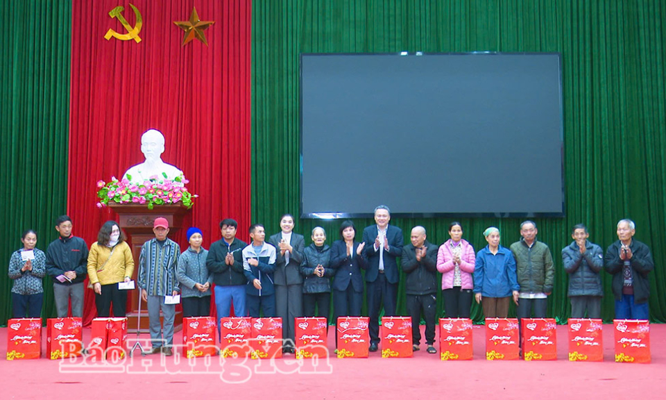 B&aacute;o v&agrave; Ph&aacute;t thanh, Truyền h&igrave;nh Hưng Y&ecirc;n: Trao hơn 100 suất qu&agrave; cho bệnh nhi, người khuyết tật, người c&oacute; ho&agrave;n cảnh kh&oacute; khăn