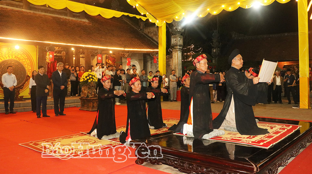 Đồng chí Phó Chủ tịch UBND tỉnh Phạm Văn Nghiêm cùng các đại biểu dự lễ bái yết.