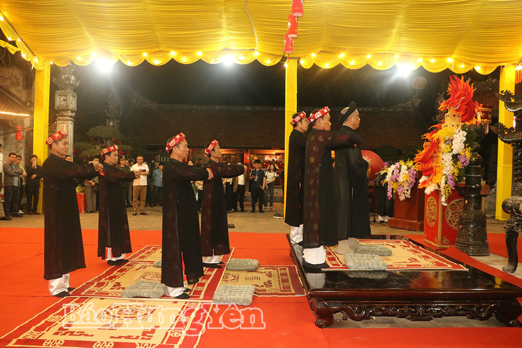 Lễ bái yết được thực hiện trang nghiêm tại sân tòa Trung tế đền Vua.