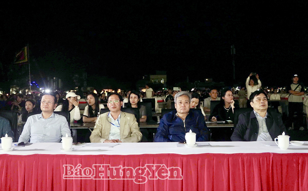 Đồng chí Phó Chủ tịch UBND tỉnh Phạm Văn Nghiêm cùng các đại biểu dự chương trình tổng duyệt. 