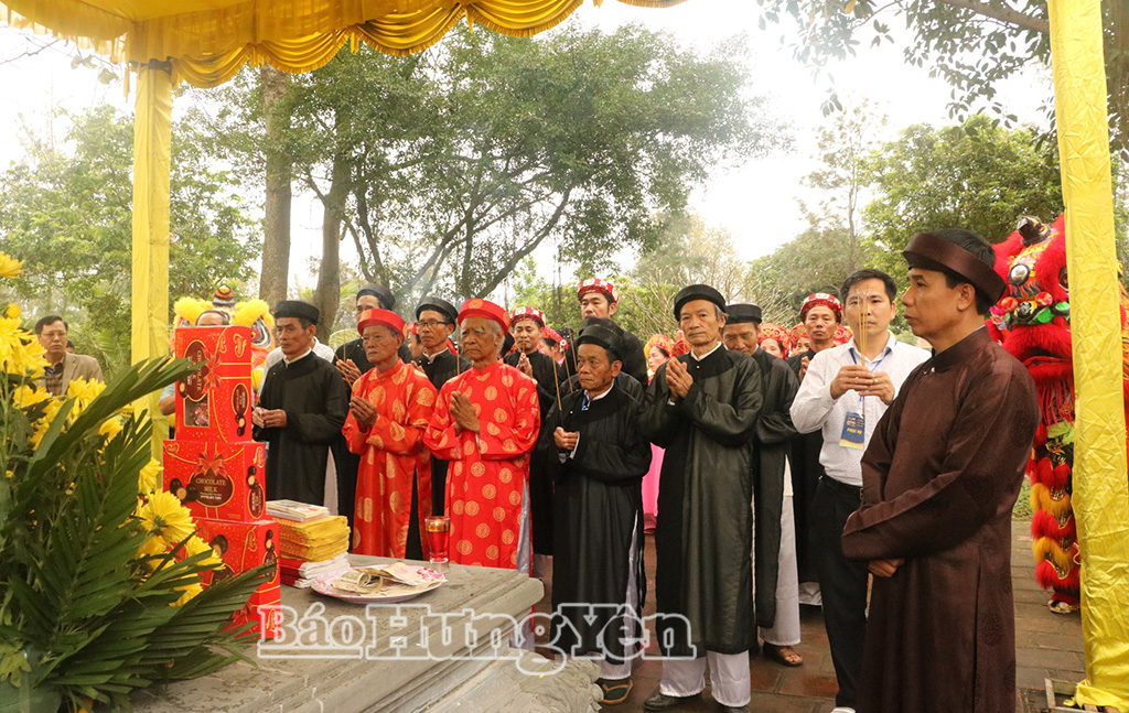 Lễ dâng hương tại lăng mộ các vua Trần.