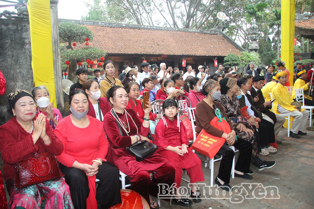 Đông đảo du khách dự lễ mở cửa đền.