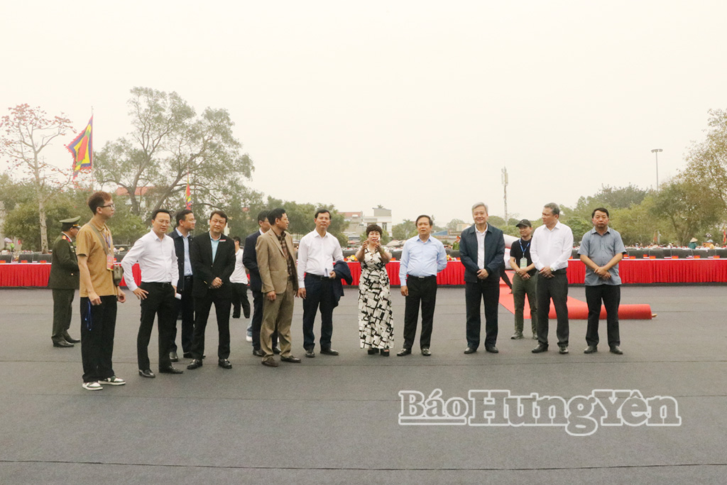 Đồng chí Phạm Quang Ngọc, Ủy viên Ban Chấp hành Trung ương Đảng, Phó Bí thư Tỉnh ủy, Chủ tịch UBND tỉnh và các đại biểu kiểm tra công tác chuẩn bị cơ sở vật chất phục vụ khai mạc Lễ hội đền Trần.