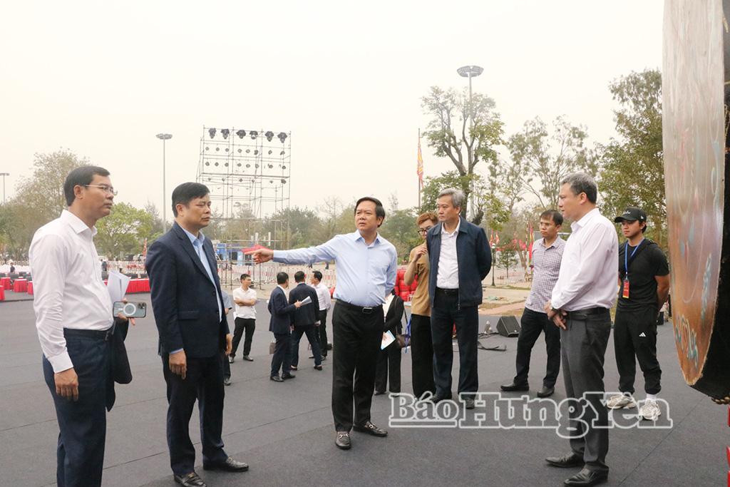 Đồng chí Phạm Quang Ngọc, Ủy viên Ban Chấp hành Trung ương Đảng, Phó Bí thư Tỉnh ủy, Chủ tịch UBND tỉnh và các đại biểu kiểm tra công tác chuẩn bị các điều kiện phục vụ khai mạc Lễ hội đền Trần.