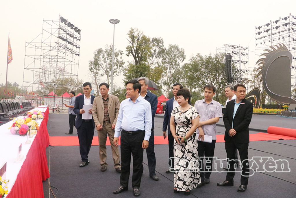 Đồng chí Phạm Quang Ngọc, Ủy viên Ban Chấp hành Trung ương Đảng, Phó Bí thư Tỉnh ủy, Chủ tịch UBND tỉnh và các đại biểu kiểm tra vị trí, bảng tên các đại biểu và khách mời dự khai mạc Lễ hội đền Trần.