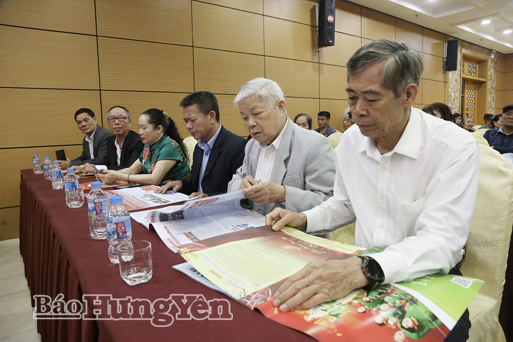 Hội viên Hội đồng hương Hưng Yên tại Quảng Ninh nắm bắt tình hình quê hương thông qua Báo Hưng Yên.