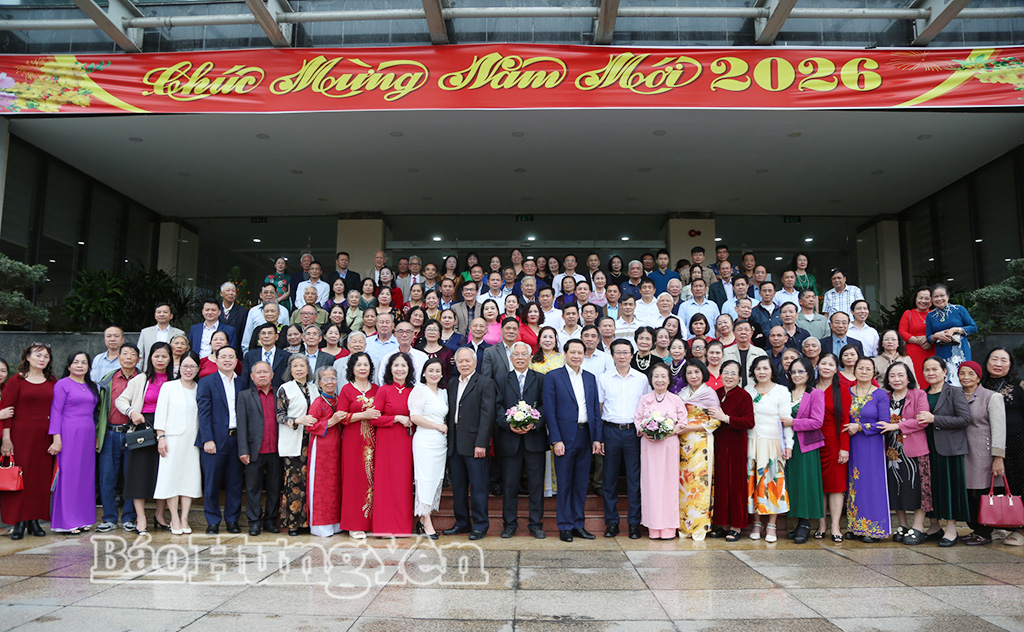 Đồng chí Trưởng ban Nội chính Tỉnh ủy và các đại biểu chụp ảnh lưu niệm cùng Hội đồng hương Hưng Yên tại tỉnh Quảng Ninh.