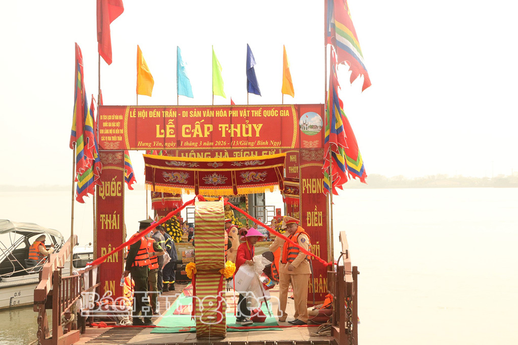 Thuyền rước nước được trang hoàng cờ phướn rực rỡ.