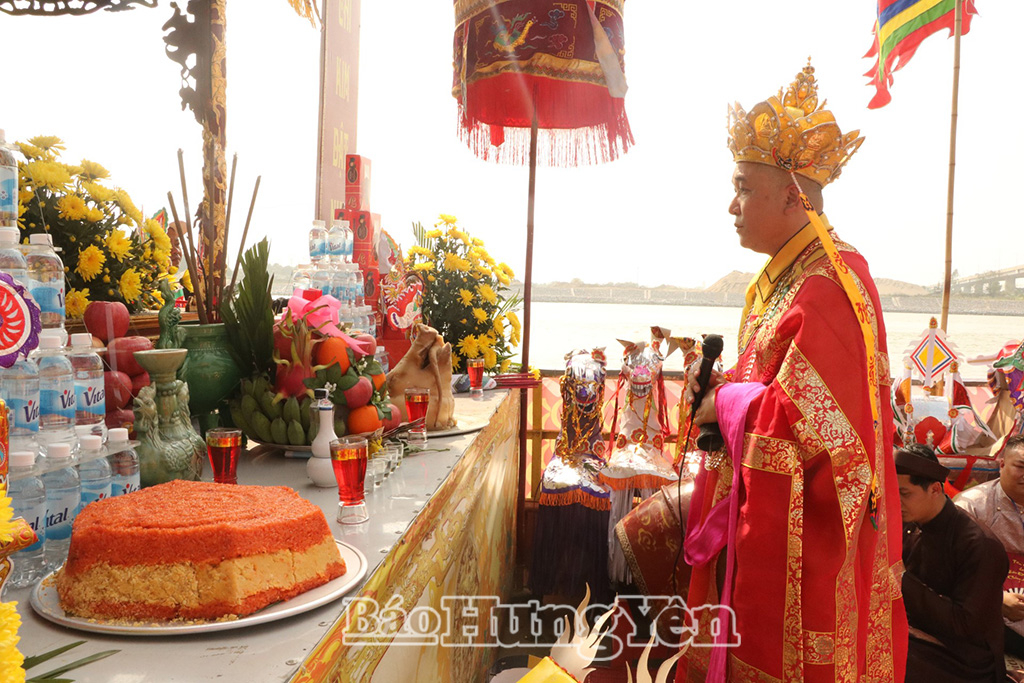 Nghi lễ rước nước được cử hành trang nghiêm.