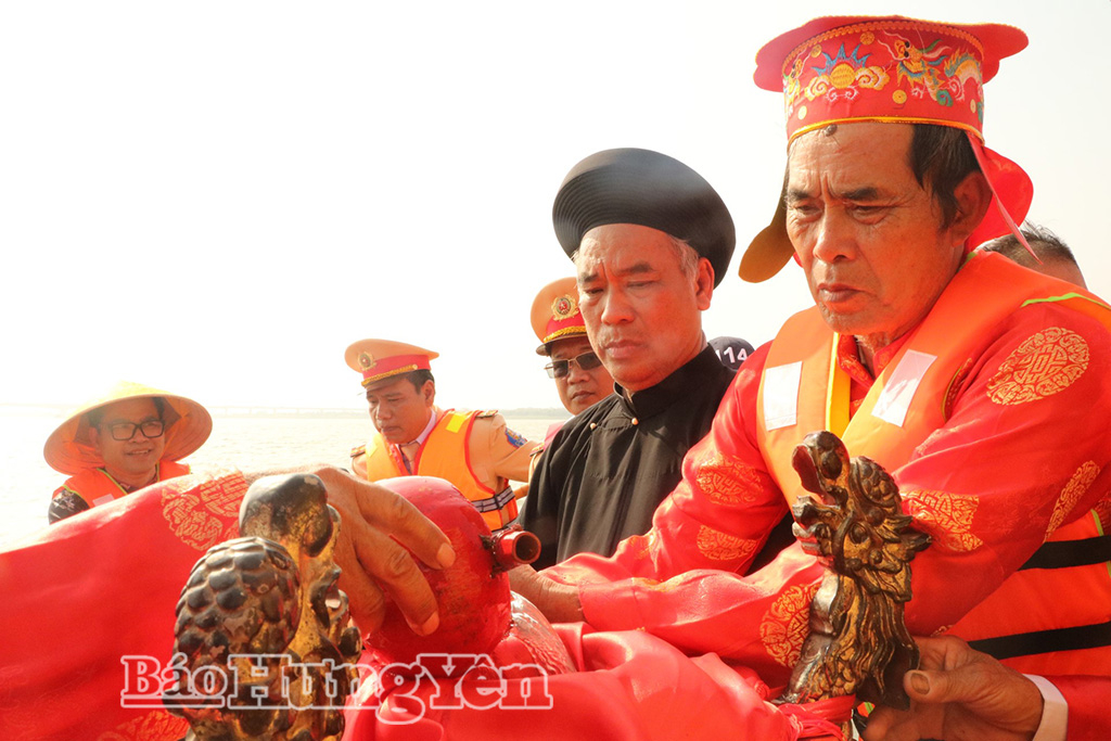 Các vị cao niên múc nước từ sông cẩn trọng đổ vào chóe.