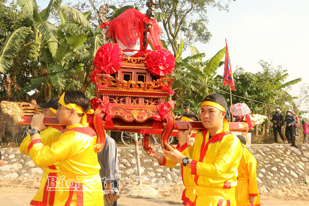 Chóe nước thiêng được các thanh niên cẩn trọng khiêng về đền.