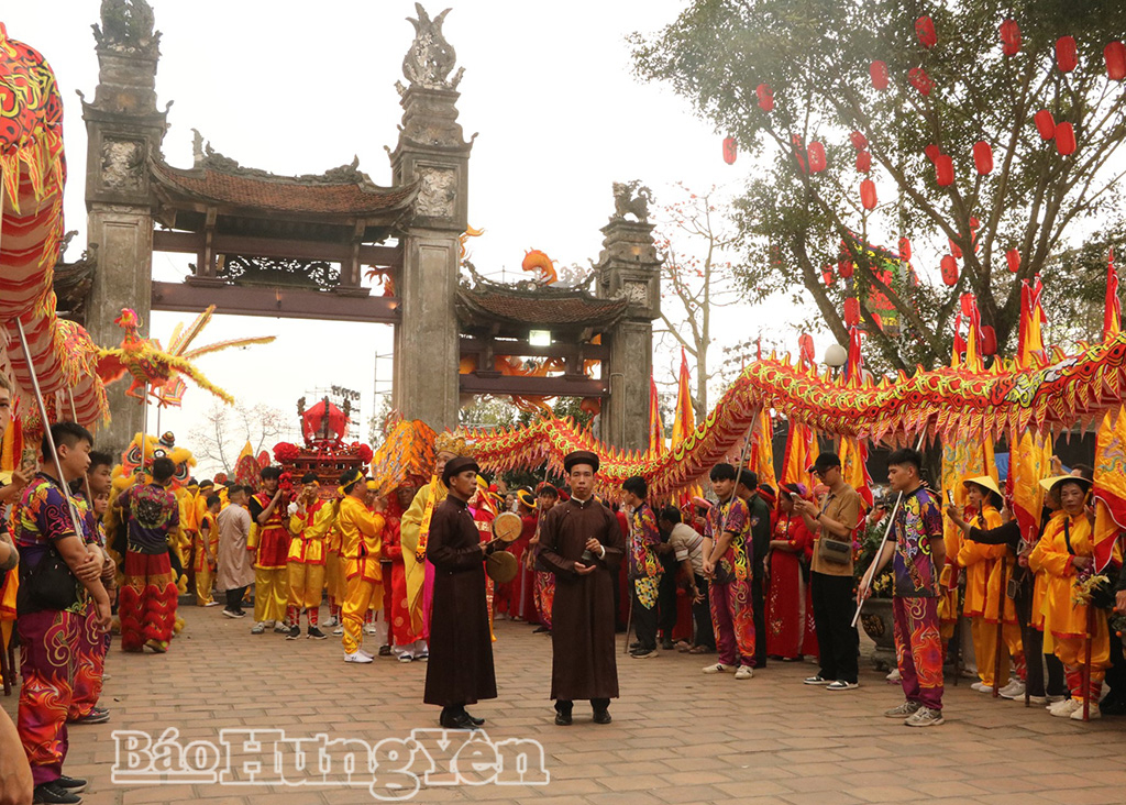 Đoàn rước nước di chuyển về đền thực hiện nghi lễ truyền thống.