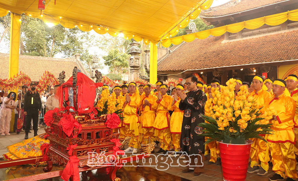 Ban tổ chức tiến hành nghi lễ an vị tại đền theo nghi thức truyền thống.