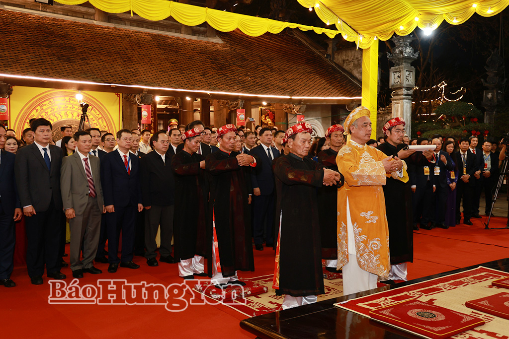 Lễ bái yết được thực hiện trang nghiêm tại sân tòa Trung tế đền Vua. 