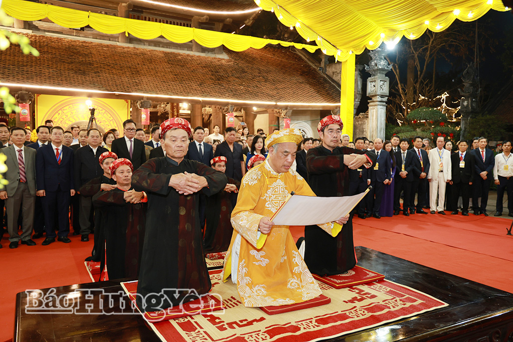 Lễ bái yết được thực hiện trang nghiêm tại sân tòa Trung tế đền Vua. 