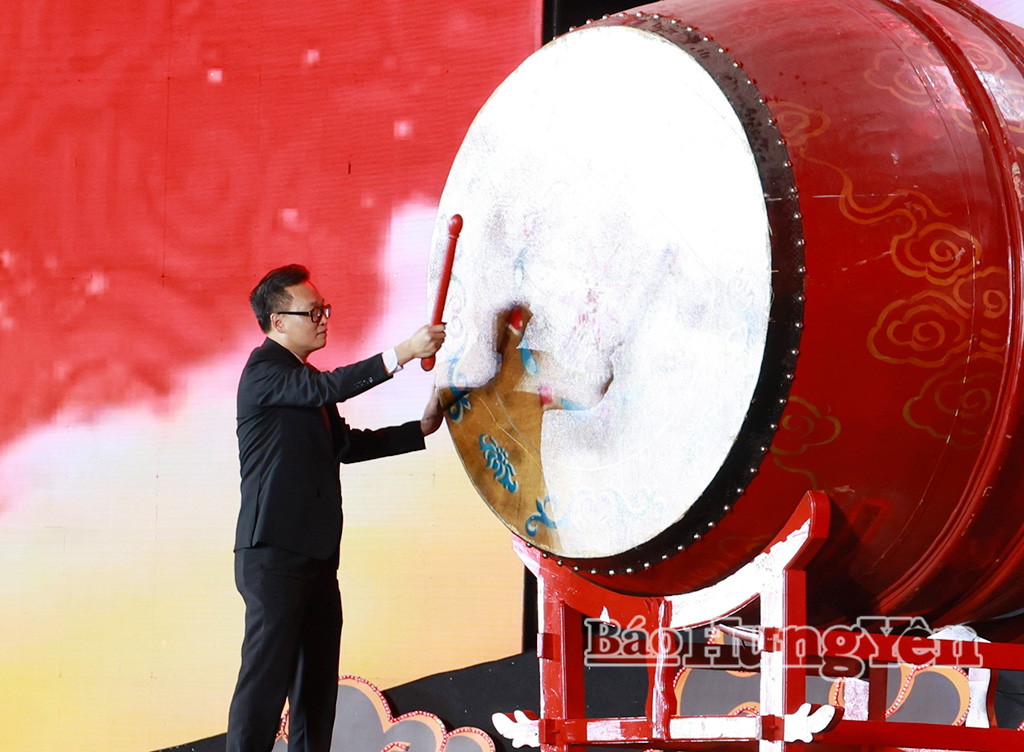 Đồng chí Bí thư Tỉnh ủy Nguyễn Hữu Nghĩa thực hiện nghi thức khởi trống khai hội đền Trần tỉnh Hưng Yên năm 2026.