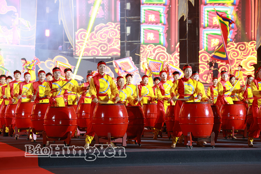 Tiết mục trống và cờ hội đặc sắc tại chương trình khai mạc Lễ hội đền Trần tỉnh Hưng Yên năm 2026.