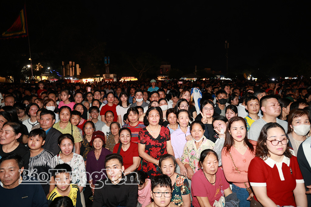 Đông đảo người dân và du khách thưởng thức chương trình nghệ thuật. 