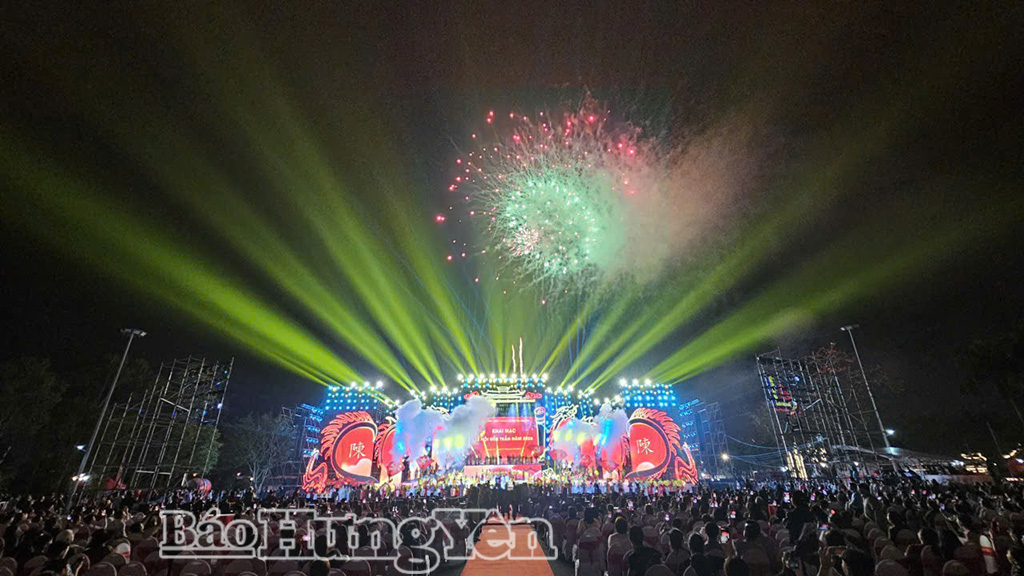 Màn bắn pháo hoa tại lễ khai mạc. 