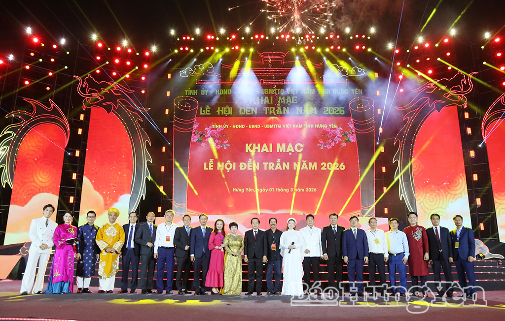 Các đồng chí lãnh đạo tỉnh chụp ảnh cùng đơn vị tổ chức sự kiện và các nghệ sĩ. 