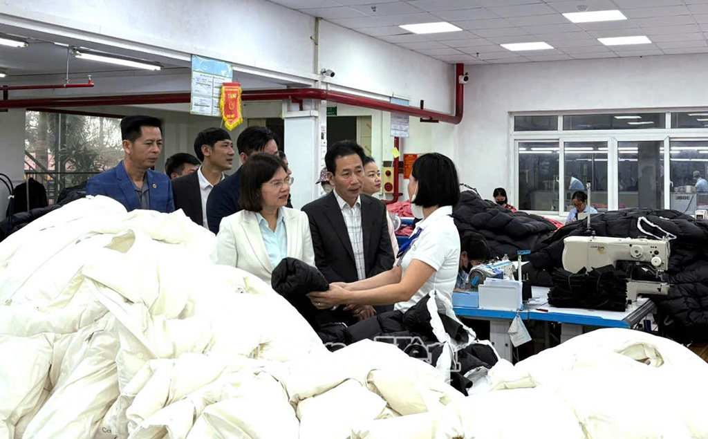 Lãnh đạo xã Thụy Anh thăm, động viên Công ty TNHH May Gia Nguyễn.