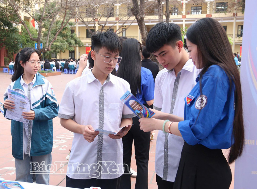 Tư vấn hướng nghiệp cho học sinh Trường THPT Hưng Yên (phường Phố Hiến).